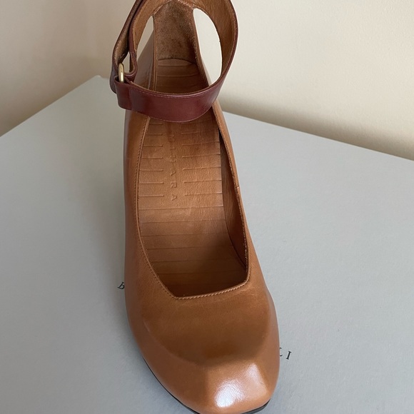 Leather pumps with ankle strap. Chie Mihara camel and brown. - Picture 1 of 4